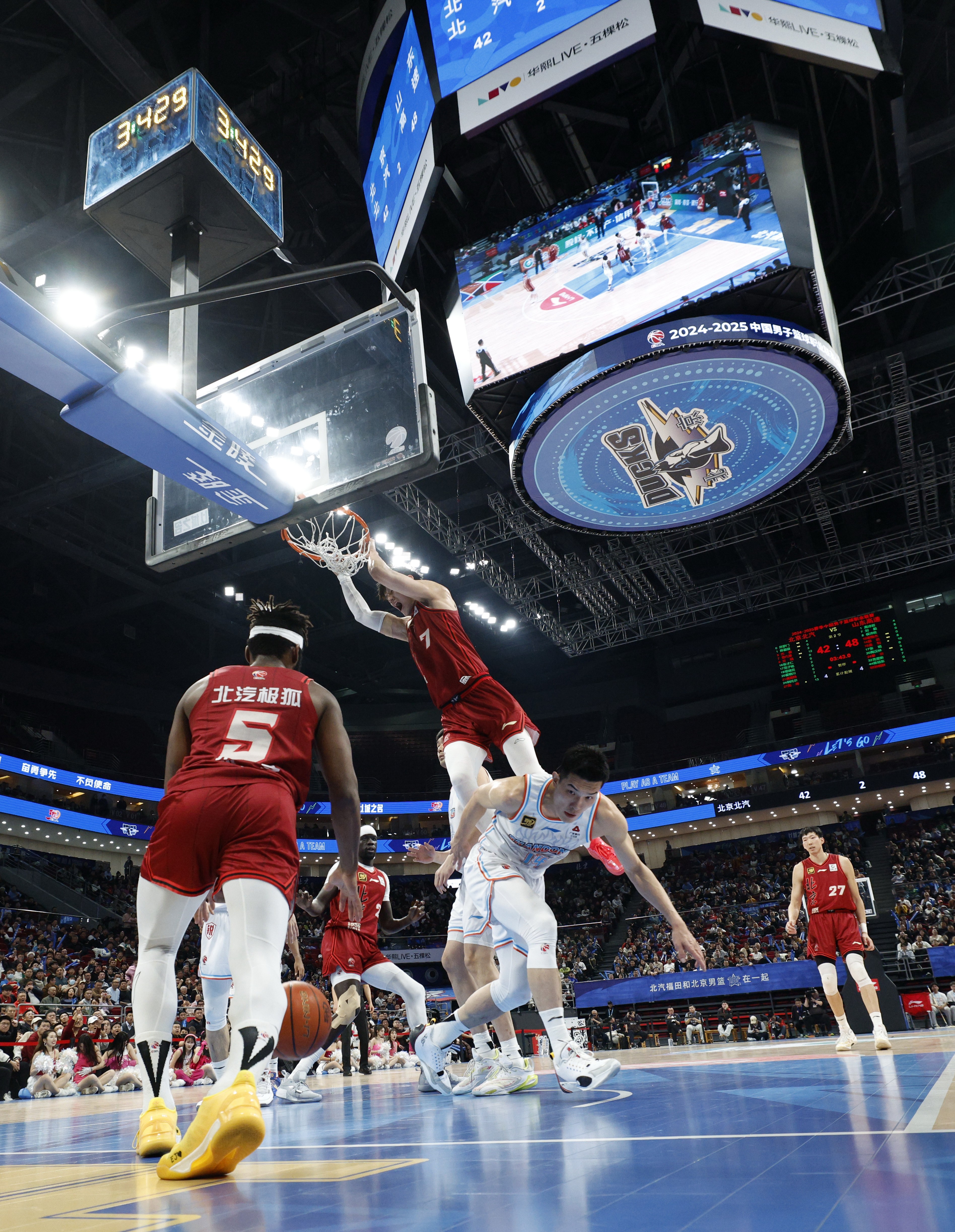 精彩瞬间!一场国内豪门对决点燃球场的简单介绍 精彩瞬间!一场国内豪门对决点燃球场的简单介绍