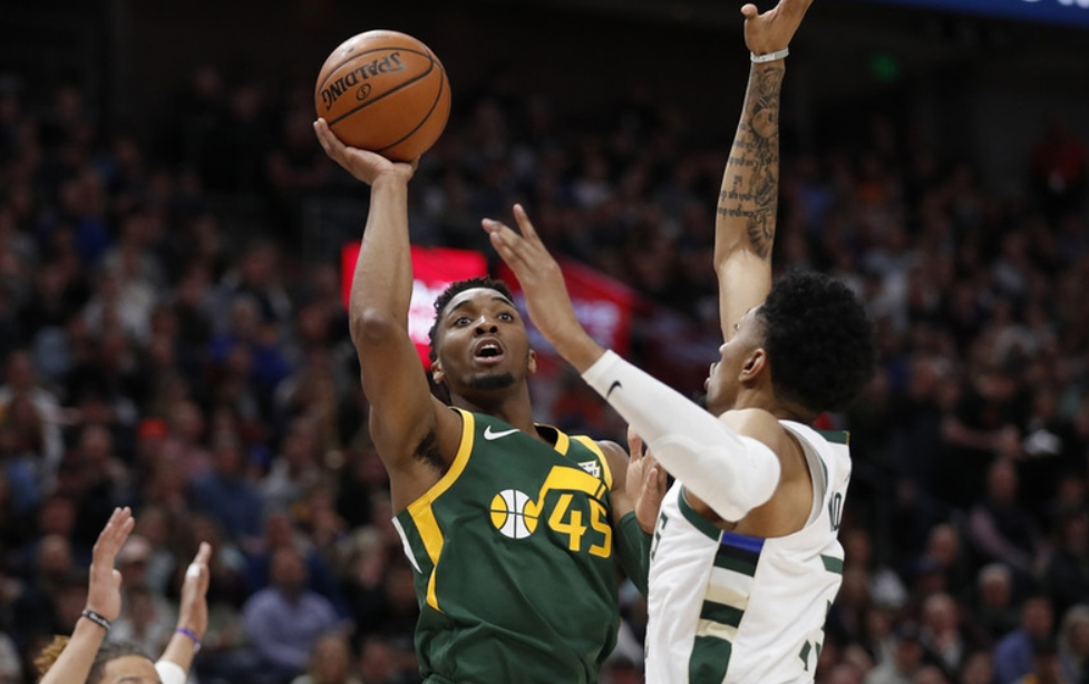 关于四川队绝杀雄鹿，米切尔关键制胜的信息